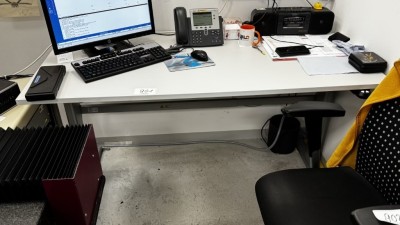 1 Schreibtisch, elektrisch höhenverstellbar mit Aktenrollcontainer